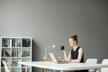 Ofisteki genç bayan.