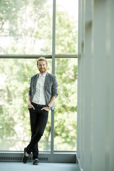 Junger Mann mit roten Haaren — Stockfoto