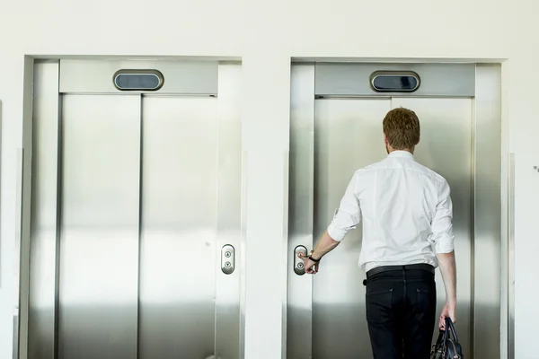 Young businessman in front of  elevator — Stock Photo, Image