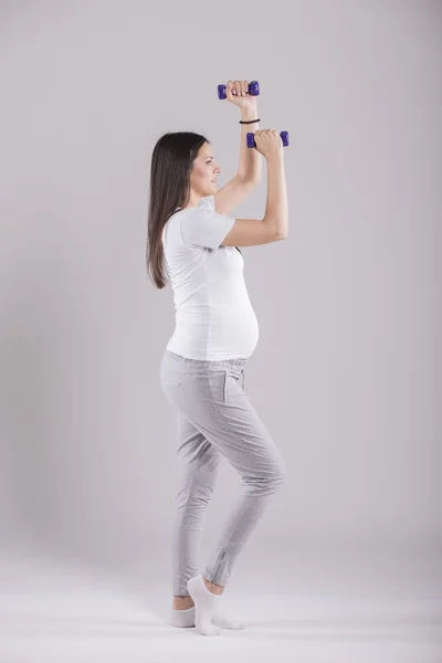 妊娠中の女性の運動を行う — ストック写真