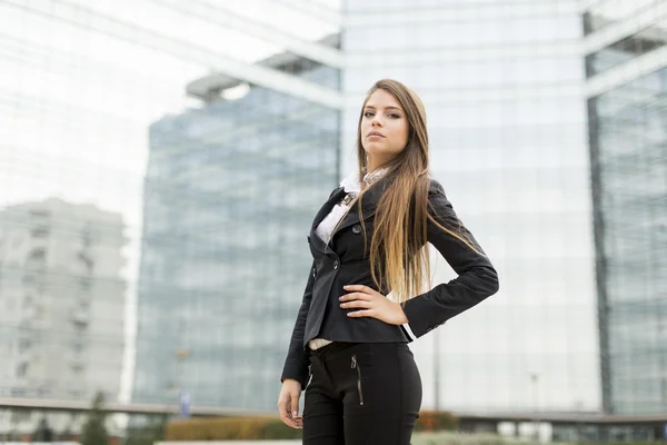 Business woman in front of office building — Stock Photo, Image