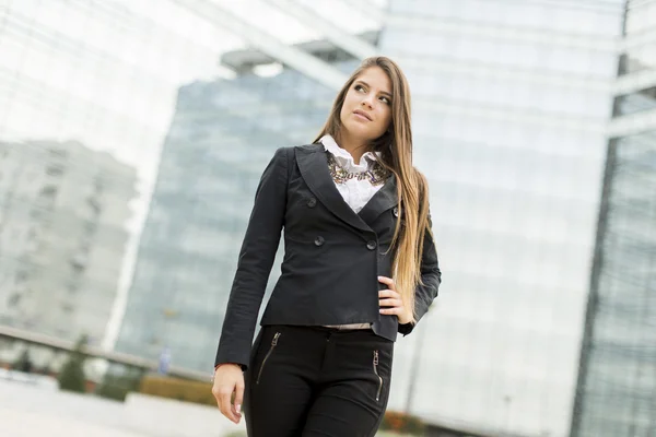 Business woman in front of office building — Stock Photo, Image