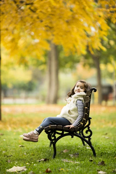 Niña en el banco —  Fotos de Stock