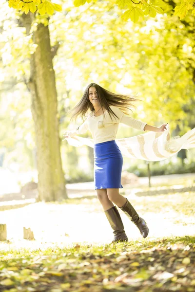 Giovane donna nella foresta autunnale — Foto Stock