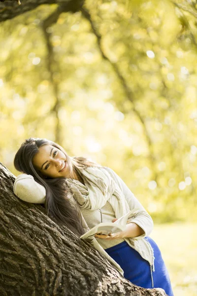 Jonge vrouw in herfst bos — Stockfoto