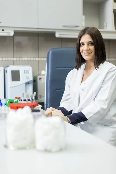 Young woman in the medical laboratory — Stock Photo, Image