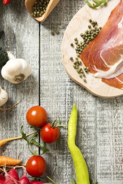 Masada taze yemek var.