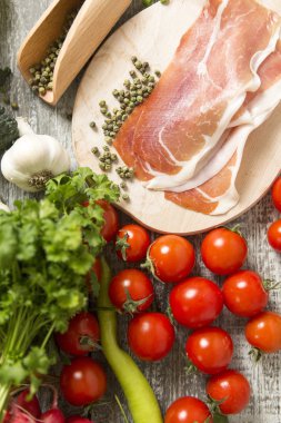 Masada taze yemek var.