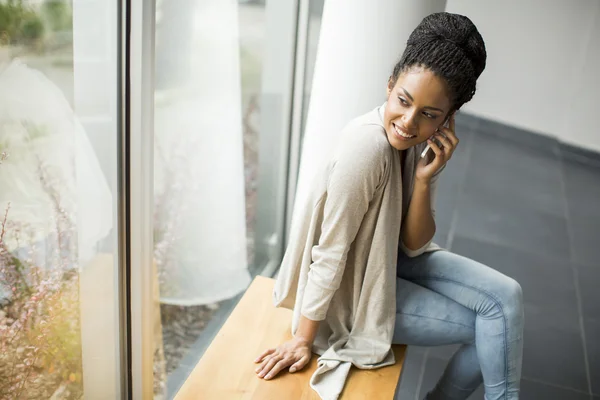 Mooie jonge vrouw in het kantoor — Stockfoto