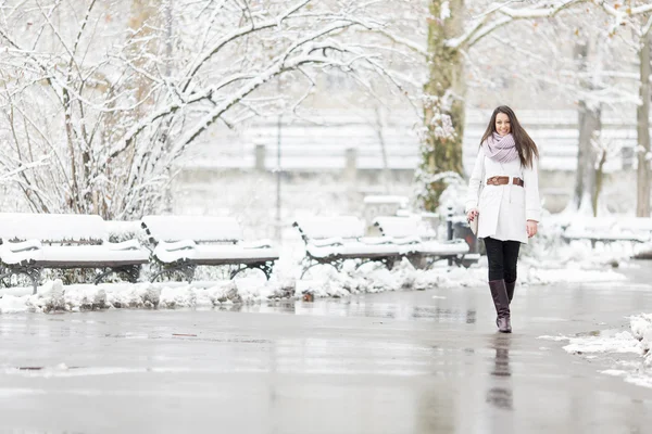 Jovem mulher no inverno — Fotografia de Stock