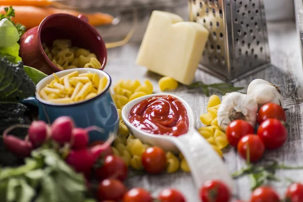 Masada taze yemek var.