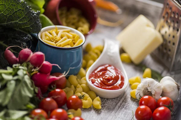 Masada taze yemek var.