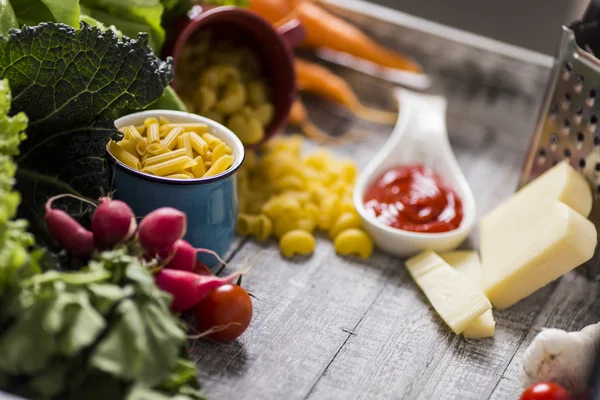 Masada taze yemek var.