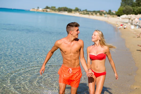 Jeune couple relaxant sur la plage — Photo