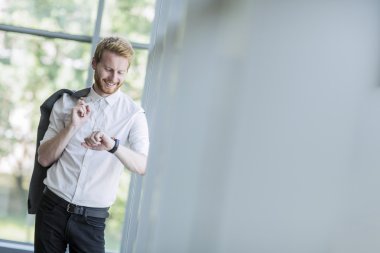 Genç Kızıl saçlı adam