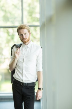 Genç Kızıl saçlı adam