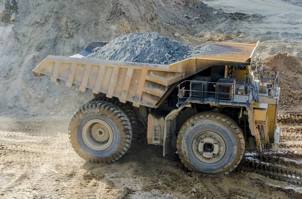 Vrachtwagen in open pit mine — Stockfoto