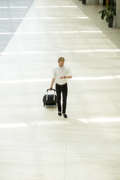 Junger Mann mit Koffer — Stockfoto