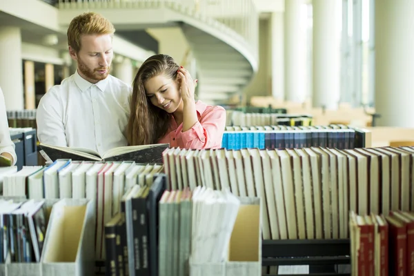 Students in the library — Stock Photo, Image