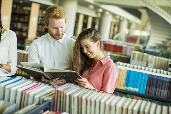 Студенты в библиотеке — стоковое фото
