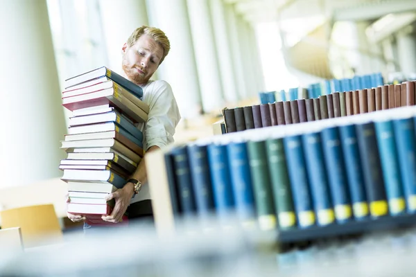 Joven en la biblioteca —  Fotos de Stock