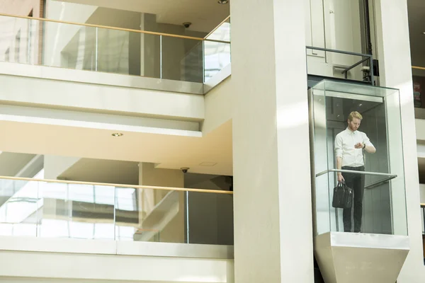 Молодой бизнесмен в лифте — стоковое фото