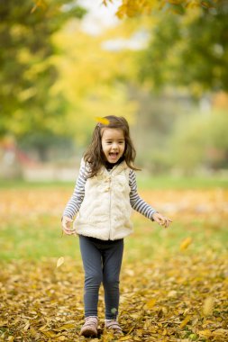 sonbahar parkta küçük kız