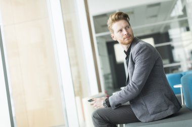 Ofisteki genç adam.