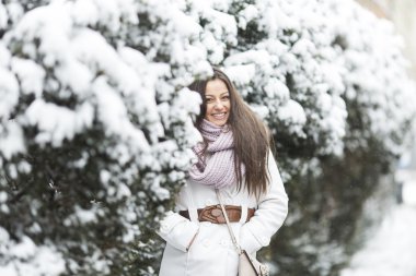 Kış adlı genç bir kadın