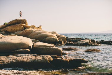 Genç çift sahilde rahatlatıcı