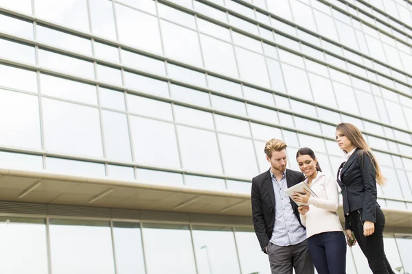 Jóvenes empresarios al aire libre —  Fotos de Stock