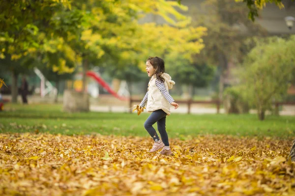 Bambina al parco autunnale — Foto Stock