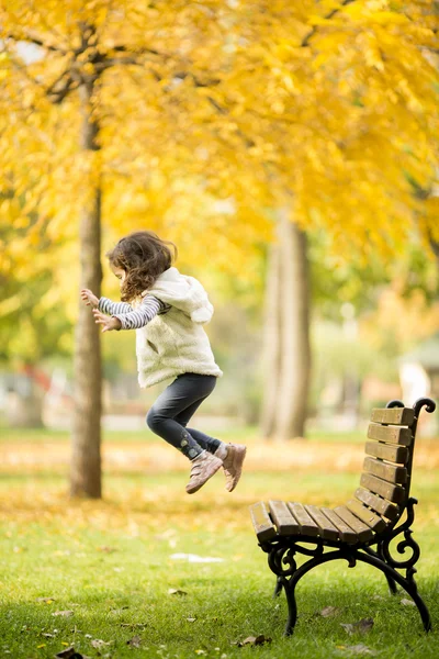 Kleines Mädchen auf der Bank — Stockfoto