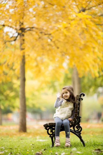 Menina no banco — Fotografia de Stock