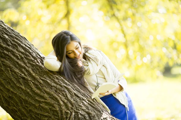 Giovane donna nella foresta autunnale — Foto Stock