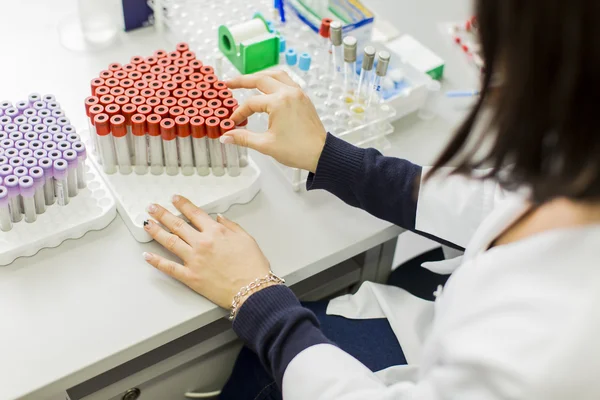 Mujer joven en el laboratorio médico — Foto de Stock