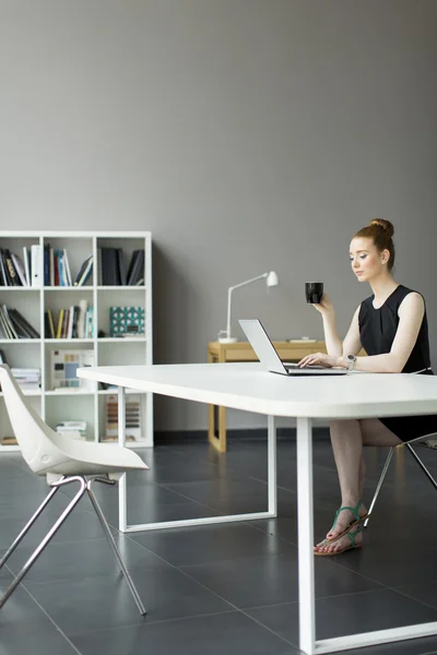 Junge Frau im Büro — Stockfoto