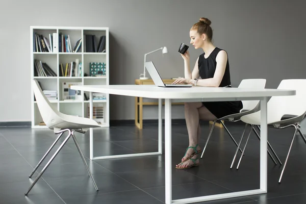 Jeune femme dans le bureau — Photo