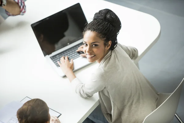 Jonge vrouw werken in het kantoor — Stockfoto