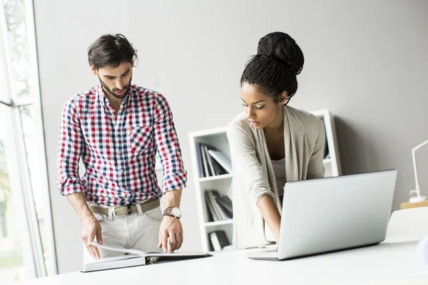 Junge Leute im Büro — Stockfoto