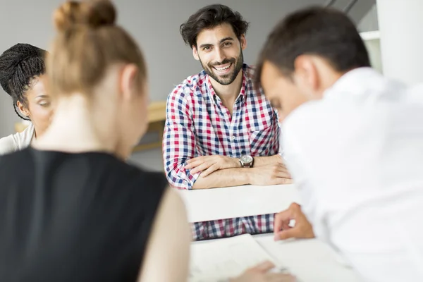 Jongeren op kantoor — Stockfoto