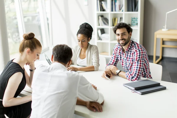 Junge Leute im Büro — Stockfoto