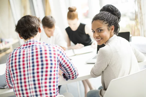 Junge Leute im Büro — Stockfoto