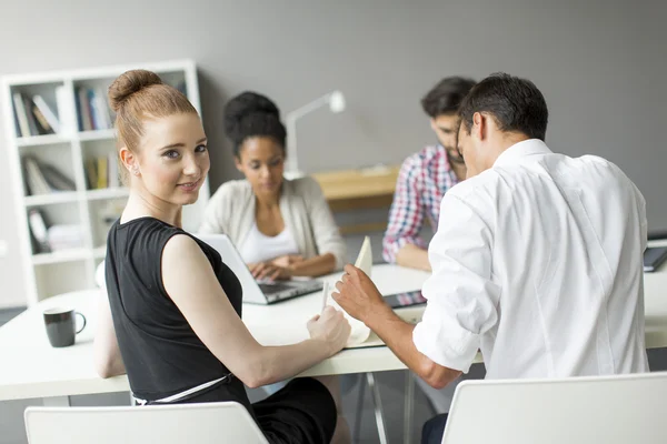 Junge Leute im Büro — Stockfoto