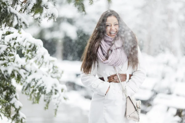 Jovem mulher no inverno — Fotografia de Stock