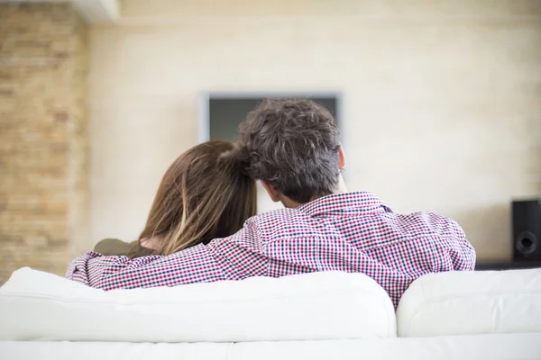 Jovem casal assistindo TV — Fotografia de Stock