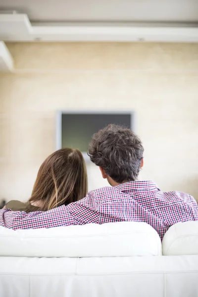 Jovem casal assistindo TV — Fotografia de Stock