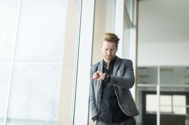 Ofisteki genç adam.