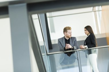 Ofiste çalışan genç Çift