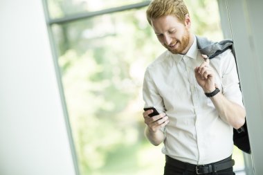 Cep telefonlu genç adam.